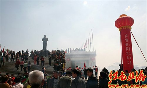 Locals visit a new bronze statue of Mao Zedong in Liuguangying village, Linzhang county in Hebei Province on the morning of April 25. Photo: ifeng.com