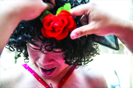Male participants hammed it up in wigs and lipstick. Photo: Li Hao/GT