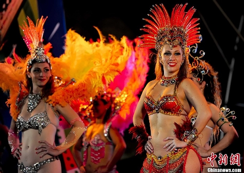 Brazilian dancers dance the samba at the Happy Valley Carnival in Beijing, capital of China, June 29, 2013. The grand carnival, which kicked off on June 29, will run for 58 days until August 25. (Photo:Chinanews.com)