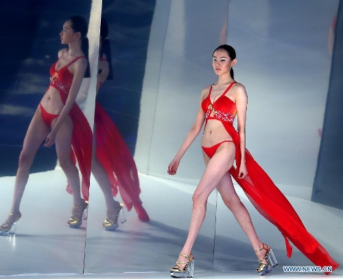  A model presents a creation at the 2014 Hosa swimwear show in Beijing, capital of China, May 21, 2013. (Xinhua/Chen Jianli) 