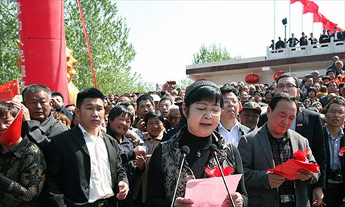 Mao Zedong's niece, Mao Xiaoqing, addresses the ceremony in Liuguangying village, Linzhang county in Hebei Province on the morning of April 25 for the unveiling of a bronze statue of her uncle. Photo: ifeng.com