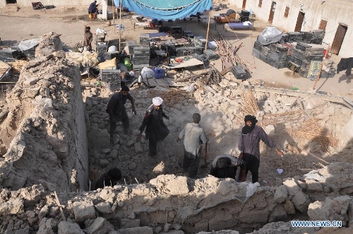 Pakistani Frontier Constables remove debris of collapsed mud houses in southwest Pakistan's Mashkel area, April 19, 2013. Pakistani authorities on Thursday said that rescue operations had been speeded up in areas affected by the Tuesday's 7.9 magnitude earthquake in the country's southwestern province of Balochistan near Pakistan-Iran border. At least 40 people were killed and over 300 others injured in a 7.9-magnitude earthquake that hit Pakistan on Tuesday afternoon, an official with National Disaster Management Authority (NDMA) told Xinhua on Wednesday. (Xinhua/Asad) 