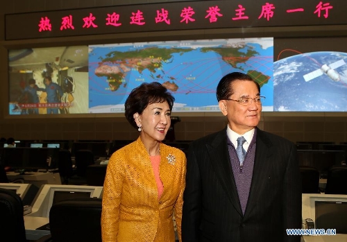 Honorary Chairman of the Kuomintang Lien Chan (R) and his wife Lien Fangyu visit a space center in Beijing, capital of China, Feb. 27, 2013. Lien Chan visited a Beijing-based space center on Wednesday. (Xinhua/Jin Liwang) 