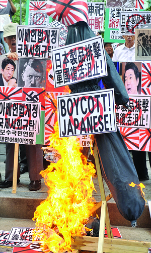 South Korean protesters burn an effigy symbolizing Japan in front of the Japanese embassy in Seoul on Thursday during an anti-Japan rally to mark the 68th anniversary of the liberation from Japan's 1910-45 colonial rule. Photo: AFP