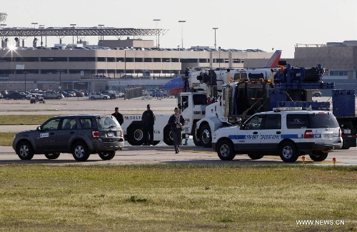 Rescuers work at the accident site of Hobby Airport in Huston , the United States, March 11, 2013. A passenger plane of U.S. carrier Delta ran off the runway at Hobby Airport in the U.S. city of Houston on Monday, and no injuries were reported in the incident, officials said. (Xinhua/Song Qiong) 