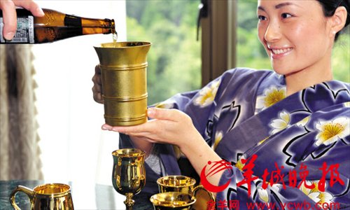 A model shows a wine cup made of gold in Tokyo on June 17, 2009. This wine cup is 13.5 centimeters high and weighs 850 grams. Its diameter is 10 centimeters. It was sold at about 340,000 yuan ($55,210) at that time. Photo: Yangcheng Evening News