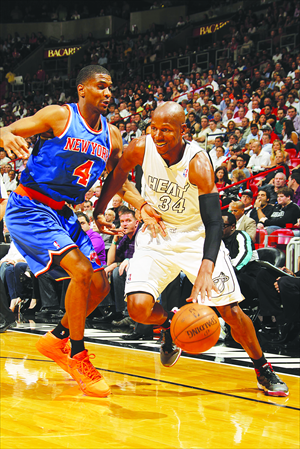 Ray Allen (N0.34) of the Miami Heat drives to the basket against James White of the New York Knicks. Photo: CFP