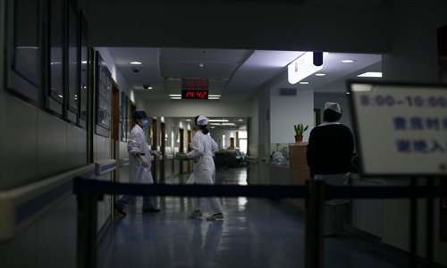 Doctors and nurses at Shanghai No.3 People's Hospital treat severely injured workers after an accident at a Baosteel plant in Baoshan district Monday morning. At least two workers died and 13 were injured when a ladle of molten metal tipped over. Photo: Cai Xianmin/GT