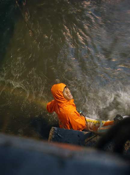 A worker drains the water at Lianhua Bridge in Beijing, capital of China, July 21, 2012. Photo: Xinhua
