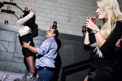 The photo taken by Photographer Dina Litovsky shows the most exciting party queen in New York's nightlife. (Source: huanqiu.com)