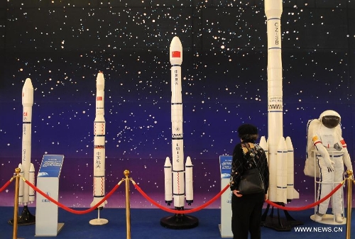 A visitor looks at models of rocket launchers presented during the China's Space Exhibition in Hebei Museum in Shijiazhuang, capital of north China's Hebei Province, April 1, 2013. The exhibition which will last till April 7 included the display of space carriers, rocket-launcher models of the Long March series, paintings and photos related to aerospace. (Xinhua/Wang Xiao)&nbsp; 