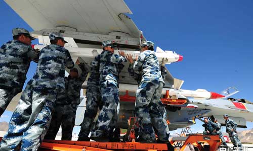 Engineers load missiles onto the J-11 jet fighter. Photo: mil.cnr.cn 
