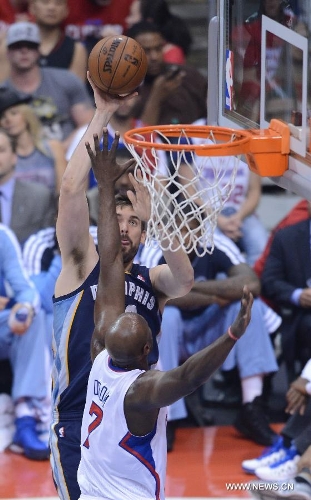 Memphis Grizzlies' Marc Gasol (Top) shoots during Game 5 of the Western Conference Quarterfinals against Los Angeles Clippers of the 2013 NBA Playoffs in Los Angeles, the United States, April 30, 2013. Grizzlies beat Clippers 103-93 to take a 3-2 lead in their series Tuesday. (Xinhua/Yang Lei) 