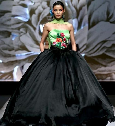 A model presents a creation in the Wei Lai S/S 2013 fashion show during the China Fashion Week held in Beijing, October 27, 2012. The fashion week, which attracted 51 designers from home and abroad, lasts from October 25 to November 3. Photo: Xinhua