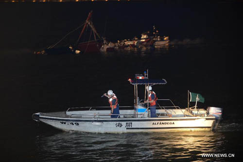 Rescuers search for survivals at the accident site in Macao, south China, on September 22, 2012. A fishing boat sunk after colliding with a cargo ship in Macao Saturday evening. Five persons have been rescued and other three are still missing. Photo: Xinhua