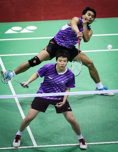 Tontowi Ahmad (Top) and Liliyana Natsir from Indonesia return a ball against Sung Hyun Ko and Ha Na Kim of South Korea during the mixed doubles final of the 2013 India Open badminton tournament in New Delhi, capital of India, April 28, 2013. Tontowi Ahmad and Liliyana Natsirwon the championship by 2-0. (Xinhua/Zheng Huansong) 