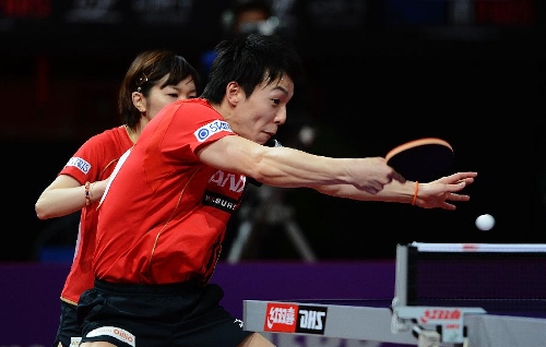 Kenji Matsudaira (Front) and Misako Wakamiya of Japan compete during the first round of mixed doubles against John Cordue and Sarah Her-Lee of New Zealand at Palais omnisport de Paris Bercy in Paris, France, on May 14, 2013. Kenji Matsudaira and Misako Wakamiya won 4-0. (Xinhua/Tao Xiyi) 