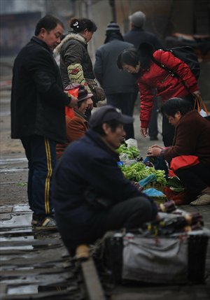 Farmers sell their vegetables on the street. Photo: CFP