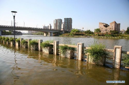 Photo taken on July 25, 2012 shows the swelling river in Nanjing, capital of East China's Jiangsu Province. Water level of the flooding Yangtze River in Nanjing reached 8.44 meters on Wednesday, approaching the warning level of 8.5 meters. Photo: Xinhua