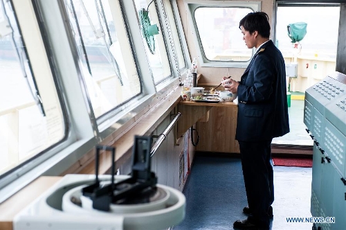 Zhu Hui has lunch during the Maple Star's voyage on the Yangtze River in east China's Jiangsu Province, April 24, 2013.&nbsp; (Xinhua/Li Mangmang) 