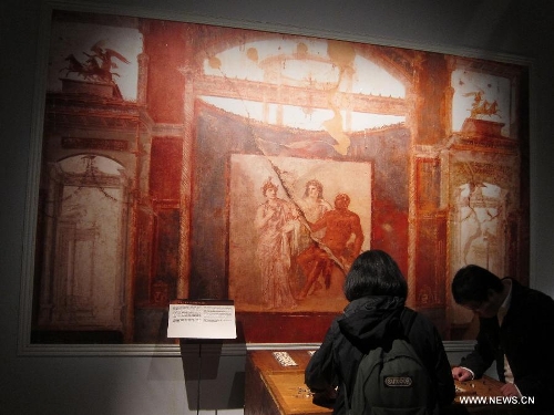  Visitors watch the ancient Rome-related exhibits during an exhibition at Hong Kong Science Museum in south China's Hong Kong, Jan. 23, 2013. Exhibition 