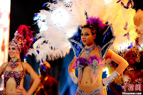 Brazilian dancers dance the samba at the Happy Valley Carnival in Beijing, capital of China, June 29, 2013. The grand carnival, which kicked off on June 29, will run for 58 days until August 25. (Photo:Chinanews.com)
