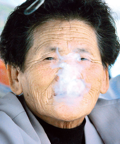 A 2010 WHO report suggests that tobacco companies have shifted their marketing to target women, especially in developing countries. Photos: CFP