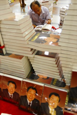 A local resident on Monday reads the new book, which consists of Zhu Rongji's speeches, at the Shanghai Book Mall on Fuzhou Road. Photo: Yang Hui/GT