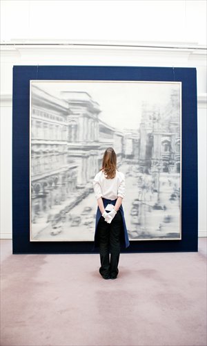 A Sotheby's auction house staff member looks over Gerhard Richter's Domplatz, Mailand during a media preview at Sotheby's auction house in London, Britain on April 12. Photo: CFP