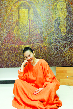 Wang Zixuan sitting before her painting. Photo: Courtesy of Xiao Quan
