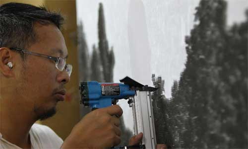 Taiwanese artist Chen Chun-Hao works to copy a traditional Chinese ink painting with mosquito nails at his workshop in Taipei, southeast China's Taiwan, June 16, 2012. Photo: Xinhua