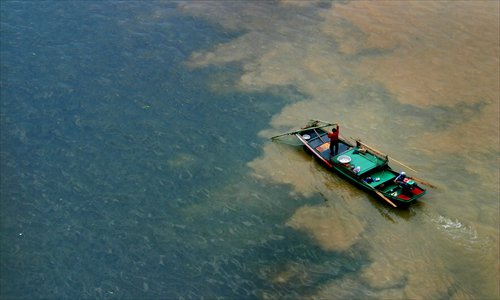 Fishermen sail a boat to the upper section of the Yangtze River to catch fish on November 1, 2005. Photo: CFP