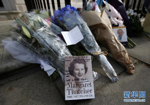 Floral tributes and a book are seen outside the residence of Baroness Thatcher in No.73 Chester Square in London, Britain, on April 8, 2013. Former British Prime Minister Margaret Thatcher died at the age of 87 after suffering a stroke, her spokesman announced Monday. (Xinhua/Wang Lili)