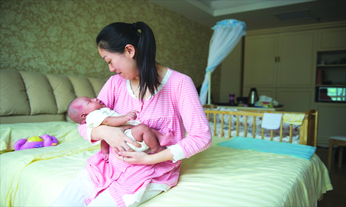 Han Bing nurses her newborn son at a high-end Beijing <em>yuezi</em> center where mothers recover after giving birth. Photo: Li Hao/GT