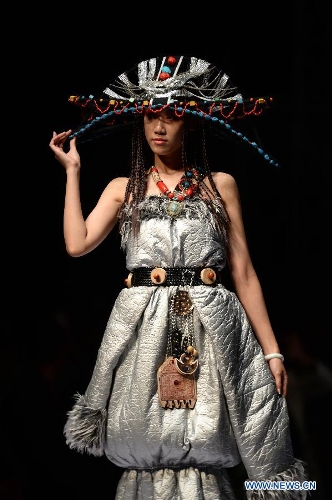 A model presents a traditional ethnic fashion creation during the 2013 China (Qingdao) International Fashion Week in Qingdao, a coastal city in east China's Shandong Province, May 5, 2013. (Xinhua/Li Ziheng) &nbsp;