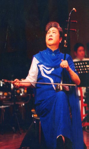 Min Huifen gives an erhu performance.Photo: Courtesy of Han Tingting