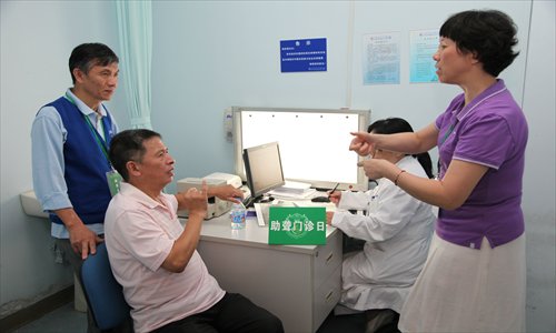 A signer helps a deaf patient communicate with a doctor at Shanghai East Hospital. Photo: Courtesy of the hospital