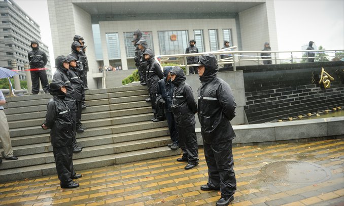 Police guard the outside of the Intermediate People's Court in Hefei, Anhui Province on Thursday where the trial of Bogu Kailai took place. Bogu was charged with murdering a British businessman. Photo: AFP 
