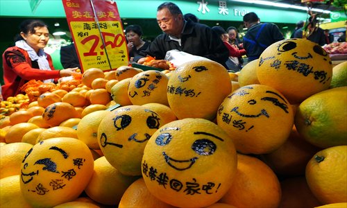 Customers select fruit on Saturday at a supermarket in Yichang, Central China's Hubei Province. Photo: CFP