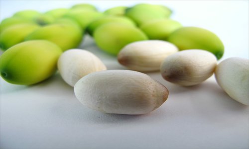 Lotus seeds, white fungus and lily bulbs are nourishing ingredients during this solar term. Photos: CFP