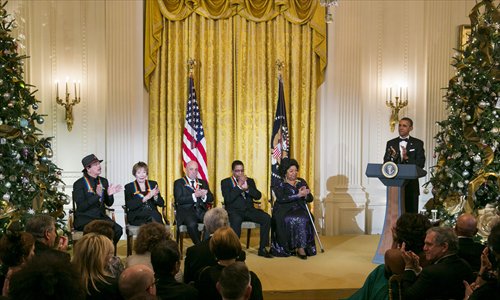 US President Barack Obama recognizes 2013 Kennedy Center Honorees (from left) Carlos Santana, Shirley MacLaine, Billy Joel, Herbie Hancock and Martina Arroyo at the White House, prior to the Kennedy Center Honors in Washington DC on Sunday. Photo: CFP