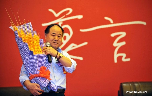 Nobel Literature Prize laureate Mo Yan receives a bunch of barley, which is homophonic to 