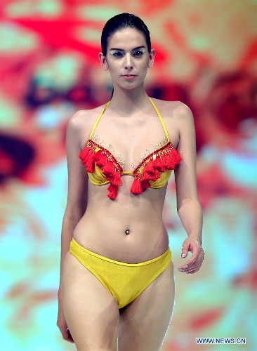  A model presents a creation at the 2014 Hosa swimwear show in Beijing, capital of China, May 21, 2013. (Xinhua/Chen Jianli) 