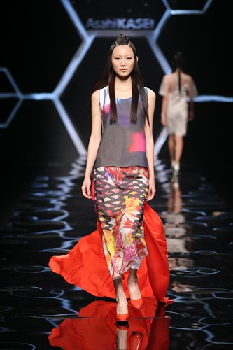 A model sashays down the runway in one of Sing Chin Lo's looks during China Fashion Week Spring/Summer 2014. Photo: Courtesy of the Asahi Kasei Award