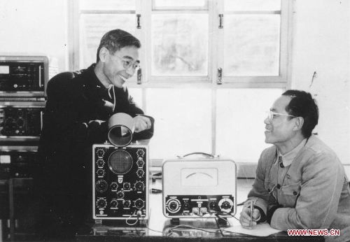&nbsp;&nbsp;File photo taken in 1956 shows that Zheng Zhemin (R) talks with Guo Yonghuai, a famous expert on mechanics. Explosions expert Zheng Zhemin won China's top science award on Friday. Zheng, 88, is member of both the Chinese Academy of Sciences and the Chinese Academy of Engineering (CAE). Zheng has devoted himself to research in the areas of elastic mechanics, explosive processing and underground nuclear detonations. (Xinhua) 