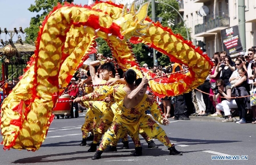 A group of Chinese performers show dragon-dancing at the grand parade of the 2013 Berlin Carnival of Cultures Festival, in Kreuzberg District of Berlin, Germany, May 19, 2013. More than 4,000 revelers representing the ethnic communities from some 80 countries and regions in Berlin took part in the annual parade on Sunday, showcasing the cultural diversity and affluence of the German capital. (Xinhua/Pan Xu) 