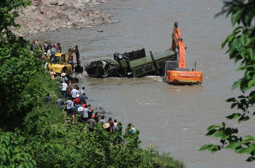 Photo taken on April 20, 2013 shows the accident site where a rescue car from Chengdu Military Region falls off a cliff into a river in southwest China's Sichuan Province. Two of the 17 soldiers in the car have died by 11:30 p.m. Saturday Beijing Time. A total of 156 people have been killed in the 7.0-magnitude earthquake in Sichuan's Lushan as of 8:50 p.m. Saturday, according to the China Earthquake Administration. (Xinhua) 