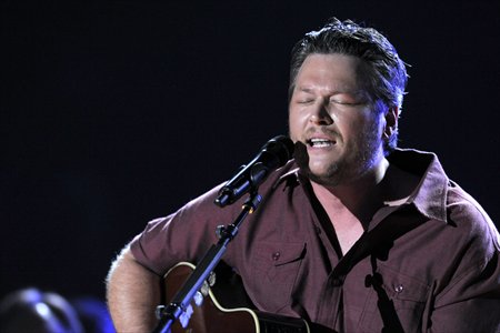 Blake Shelton performs at the Country Music Awards in Las Vegas on April 7. Photo: IC