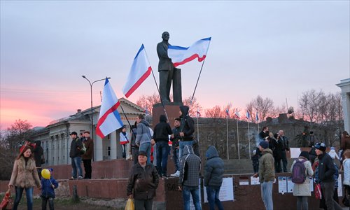 People holding Crimean flags gather at Lenin Square in central Simferopol, ready to celebrate the referendum on Sunday. Photo: Li Qian/GT