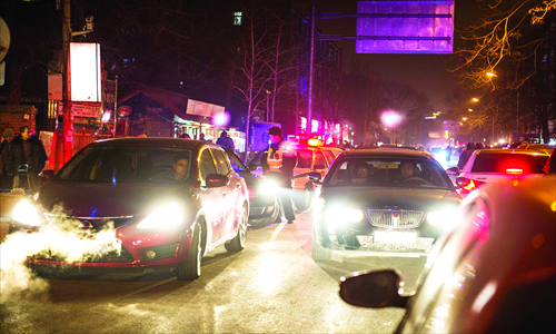 Police ask the drivers not park outside Gucheng station, where black taxis gather in Shijingshan district. Photo: Li Hao/GT